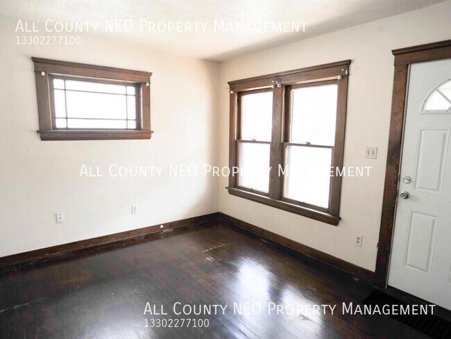 Building Photo - 2 bedroom, 1 bathroom apartment in Akron