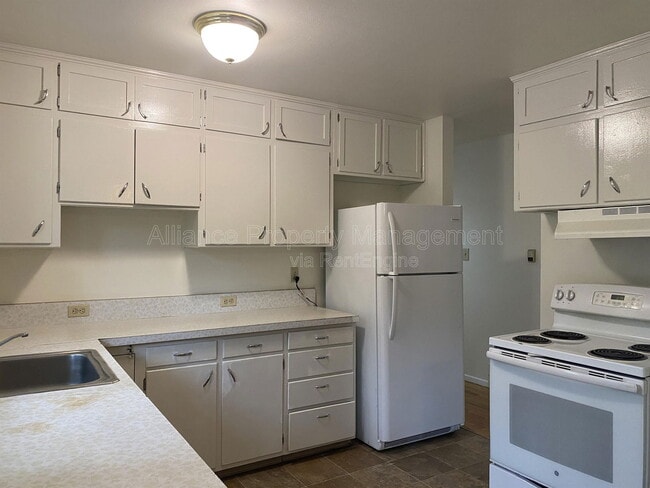 Building Photo - 1509 Evergreen Dr