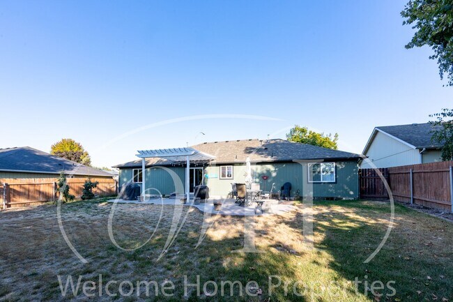 Building Photo - Conveniently Located 3 Bedroom Home with F...