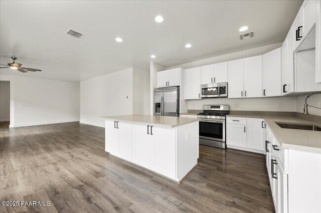 Building Photo - 1643 Stratford Pl