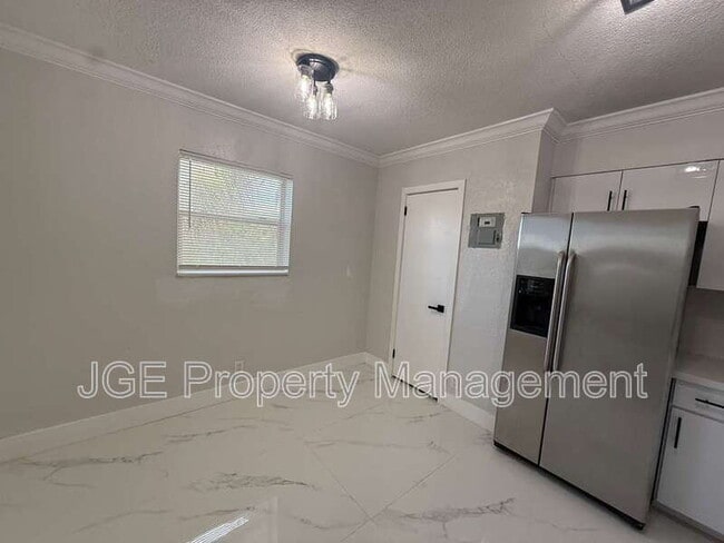 Building Photo - 3128 SW 12th Pl