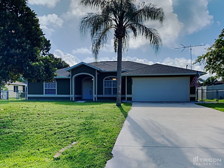 Building Photo - 3598 N Biscayne Dr