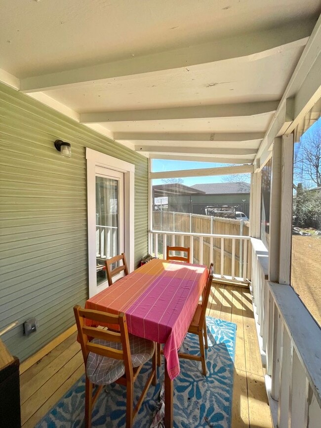 Building Photo - Cozy 3 Bed, 2 Bath Farmhouse Cottage