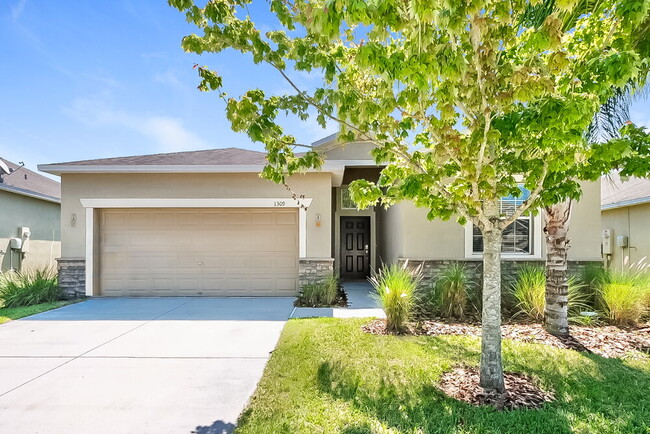 Building Photo - 1309 Oak Pond St