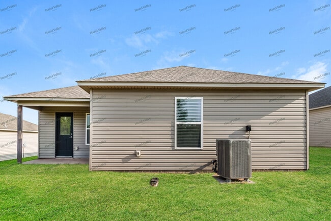 Building Photo - 746 W Lola Dr