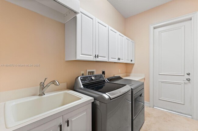 Building Photo - 10775 Blue Palm St