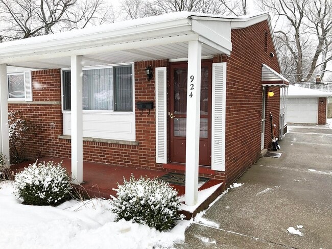 Building Photo - 924 E Windemere Ave