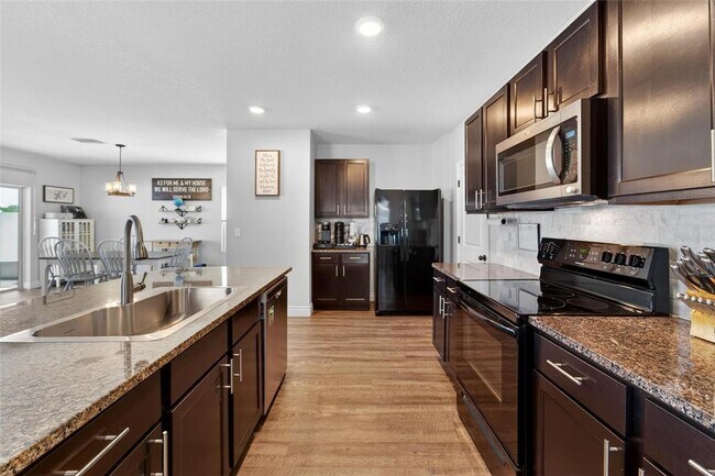 Building Photo - 11176 Leland Groves Dr