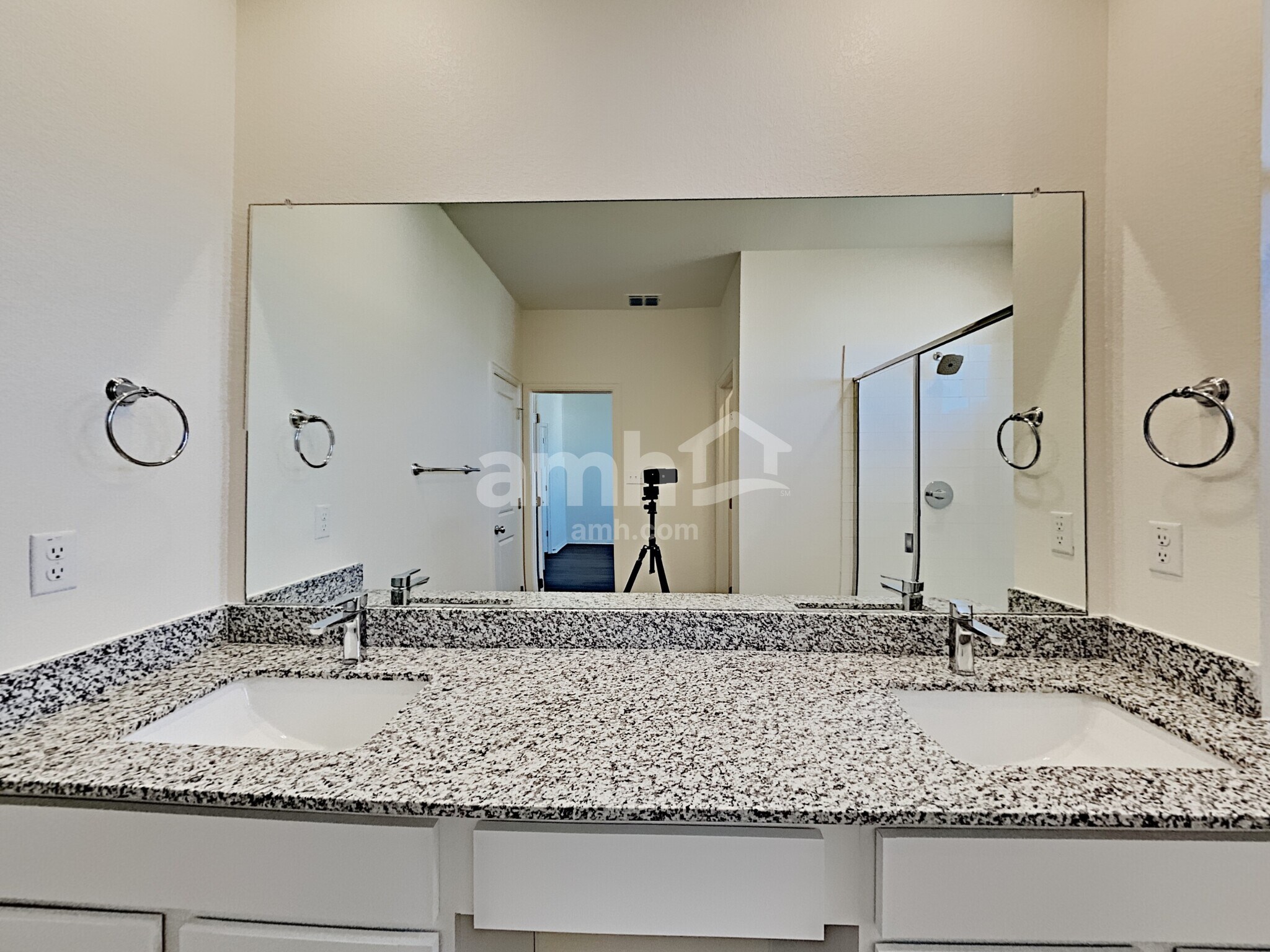 Building Photo - 2709 Meadowood Heights