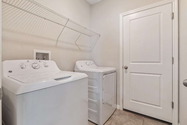 Building Photo - "Spacious 5-Bedroom Retreat in Tampa with 2.5 Baths and 2,215 Sq Ft of Comfort!"