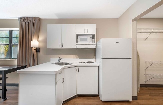 Building Photo - Furnished Studio-St. Petersburg - Clearwater - Executive Dr.