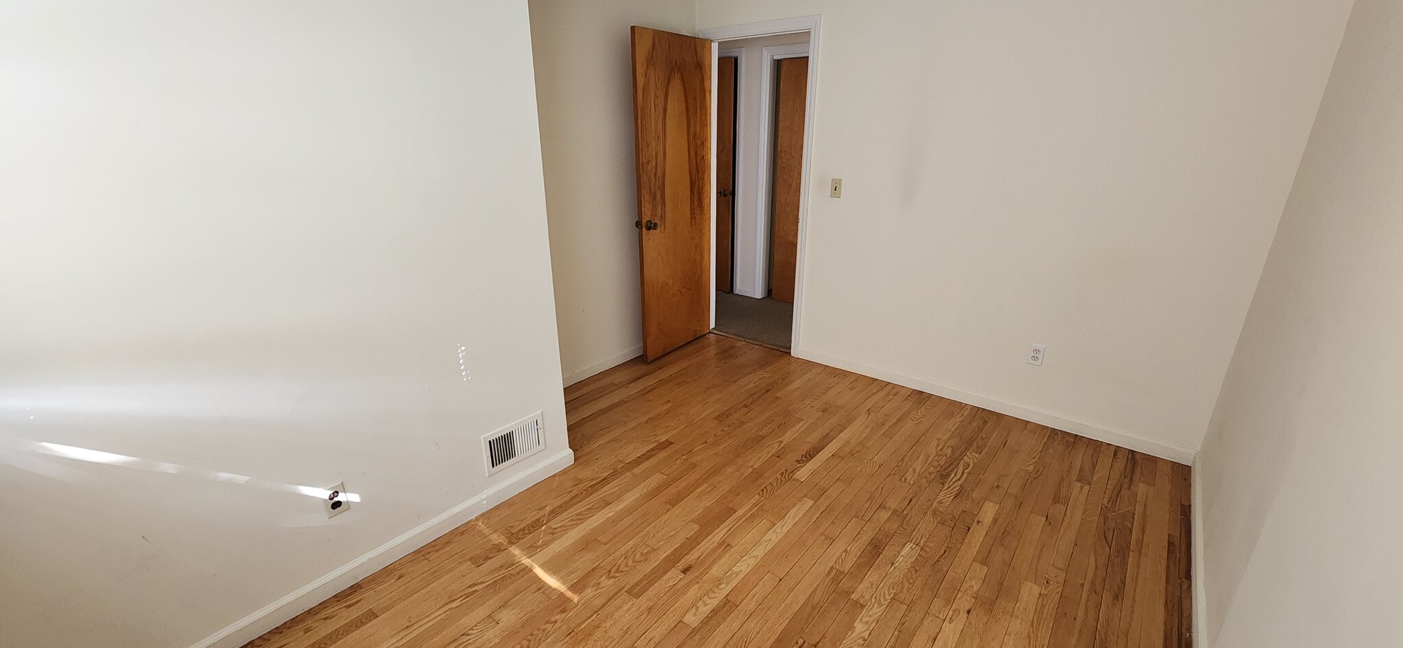 Building Photo - 40 Temple St