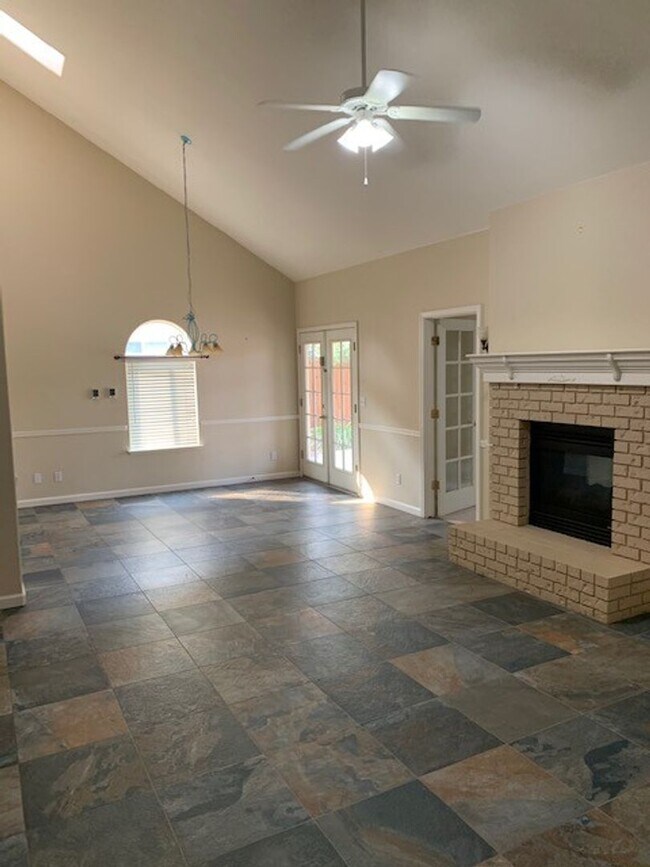 Building Photo - 5 Bedroom 3 Bath Home Available NOW!