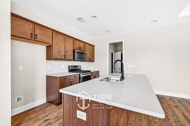 Building Photo - Modern Comfort & Easy Living in Goose Creek