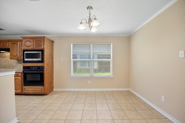 Building Photo - 1100 Camelot Dr