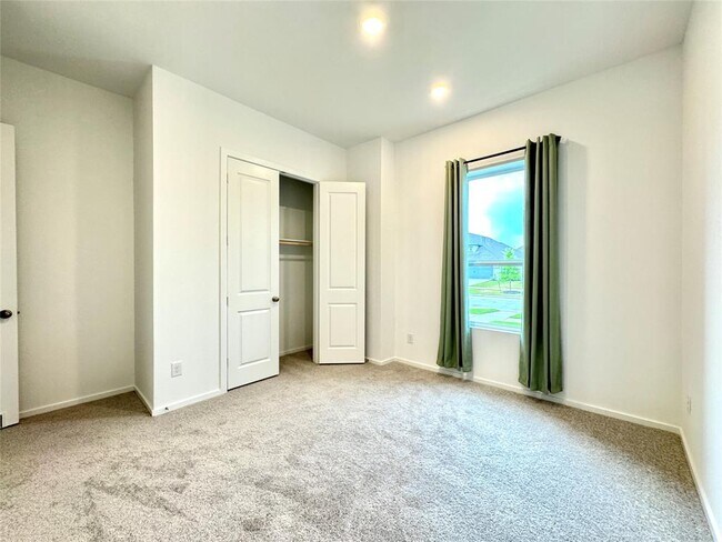 Building Photo - 2318 Honeyberry Shrub Dr