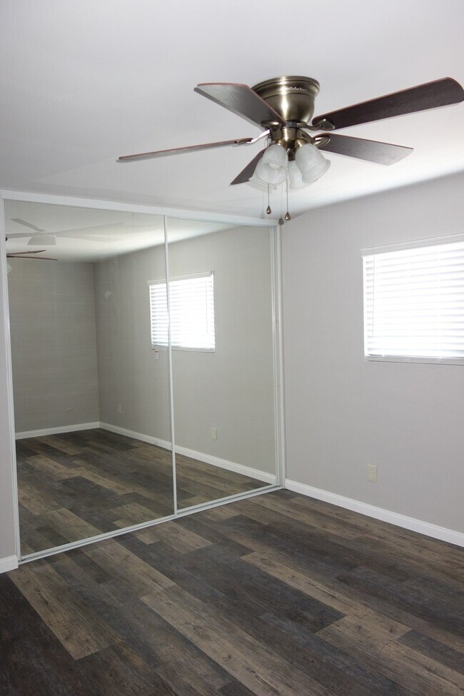 Building Photo - Renovated Large 2 Bedroom/1 Bathroom Top F...