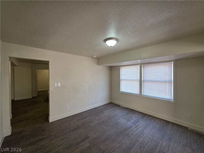 Building Photo - 1590 Mustang Dr