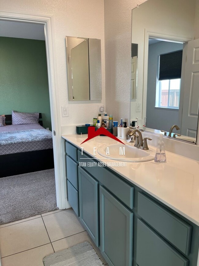 Building Photo - Great single story home with solar