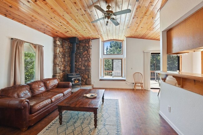 Building Photo - Cozy Armstrong Tract Long Term Furnished L...