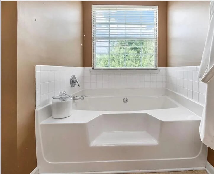 Building Photo - Room in House on Cabana Way
