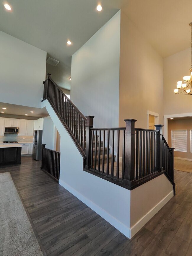 Building Photo - Spacious 6 Bed, 3.5 Bath Home in Clinton, UT