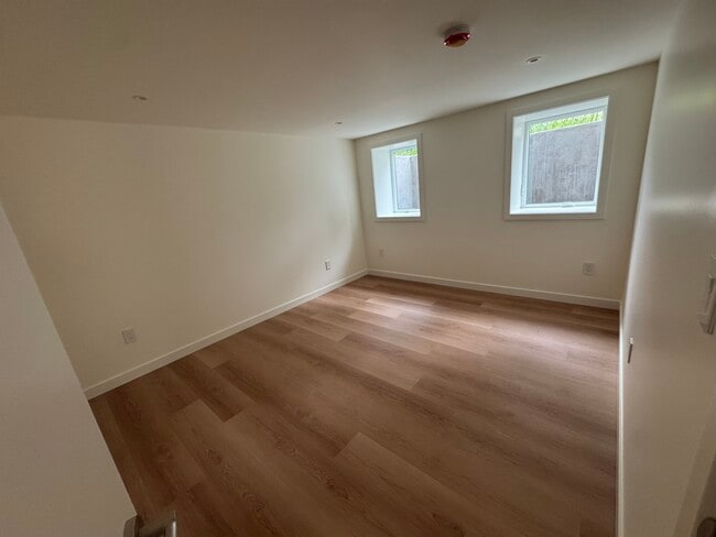 Building Photo - 2034 SE 28th Pl