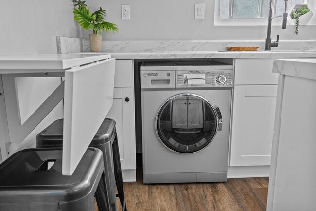 washer dryer and drop down table - 3525 N Poinsettia Ave