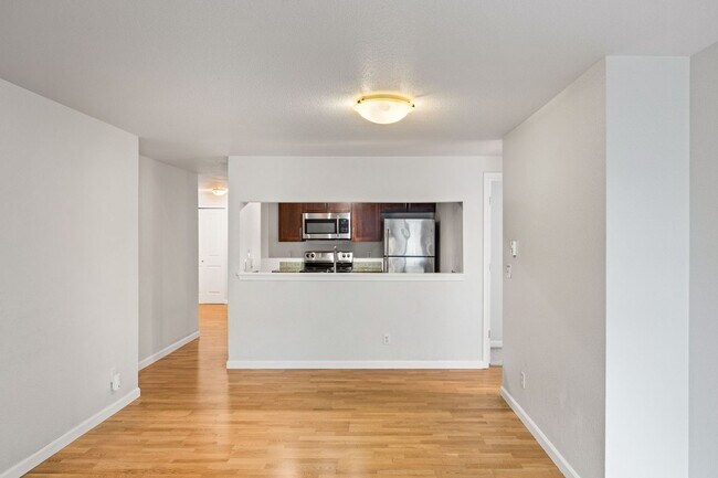 Building Photo - Location, Location!! 2-bedroom Condo in Ma...