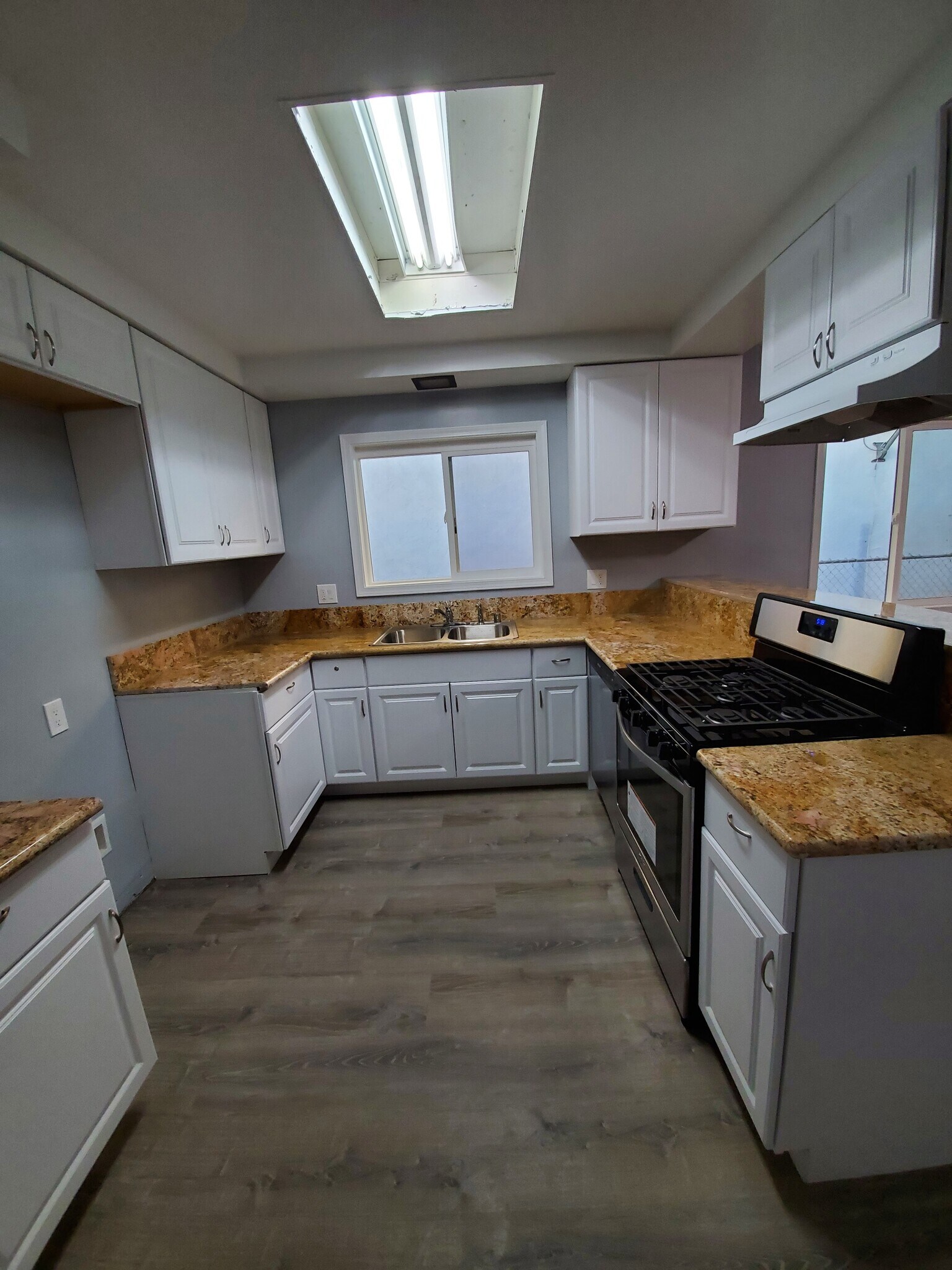 Building Photo - 15012 Eastwood Ave