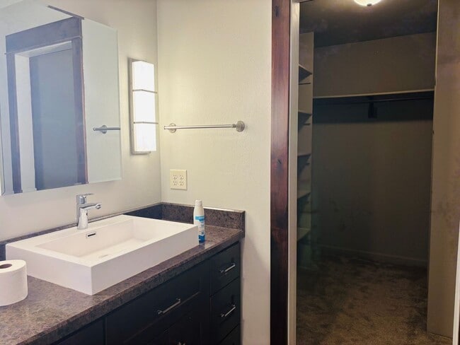 Building Photo - 4 bedroom 3 bath home