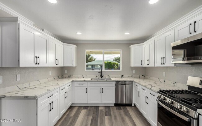 Building Photo - 4402 E Mitchell Dr