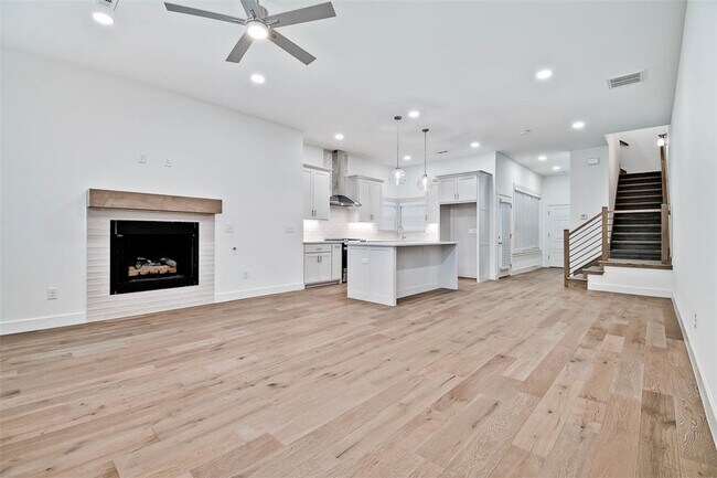 Building Photo - 508 W Persimmon St