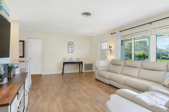 Building Photo - 731 44th Ave NE