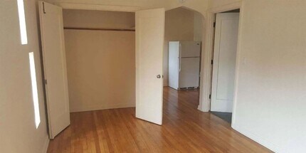 Building Photo - Spacious Studio, Available Now, Great loca...