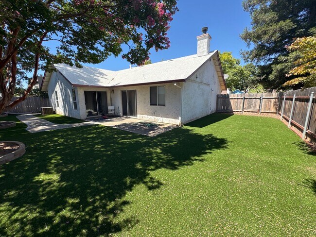 Building Photo - 3 bedroom 2 bath house in established neighborhood