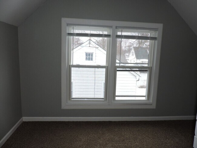 Building Photo - 3 bedroom, 1 bath house