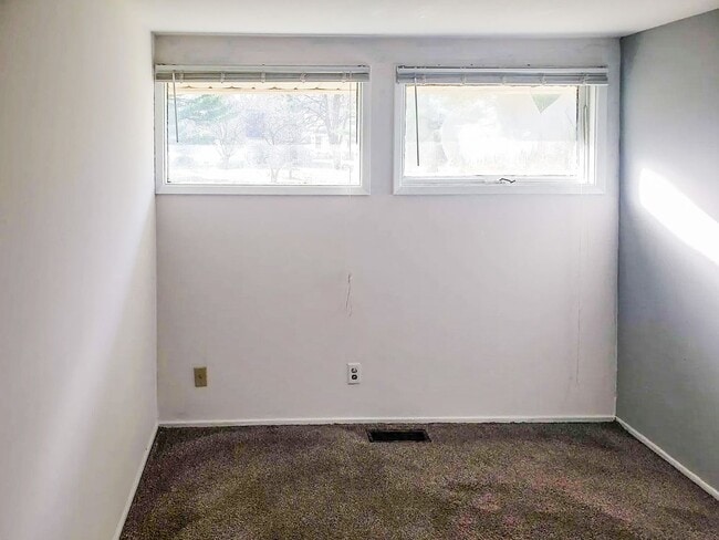 Building Photo - For Rent: 3 Bedroom Home with a Sunroom and Garage! Nice yard!