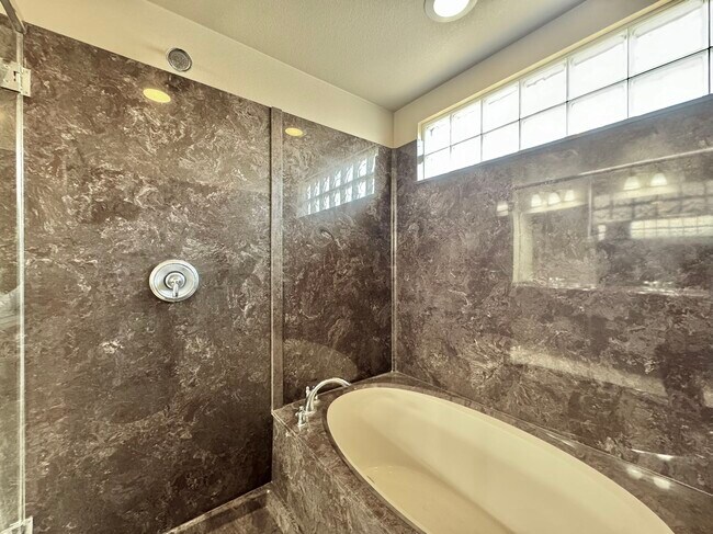 Building Photo - 8173 Crimson Creek Ct