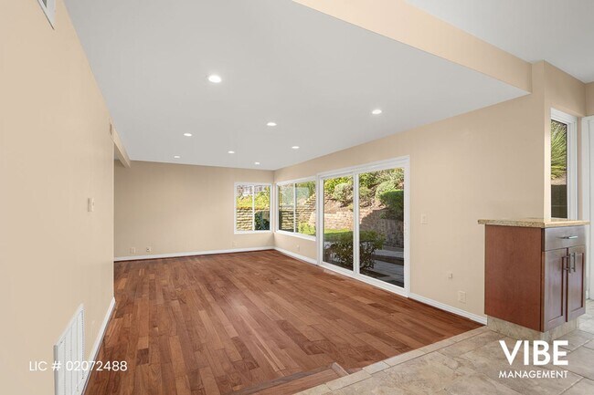 Building Photo - WESTLAKE HILLS- 5 BEDROOMS on a Quiet Street. Walk to everything!!!