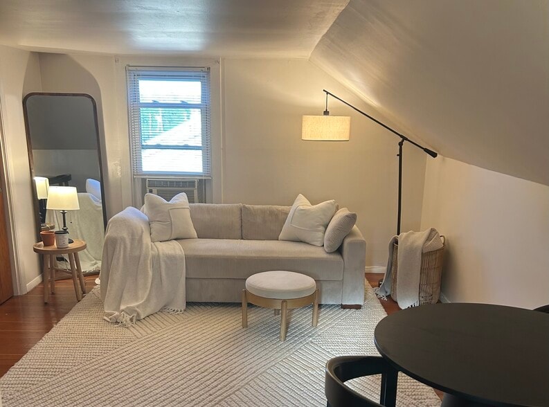 Loft APT 301- Available for showing doon. See description below for more info. - 686 Bloom Rd