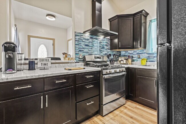 Building Photo - Stylish Furnished Tiny Home • 1 Bedroom • Laundry • Gated Community