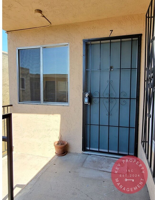 Building Photo - Centrally Located 2 Bed 1 Bath, Normal Hei...