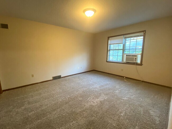 Building Photo - 5 bed, 2 bath home in East Memphis near Qu...