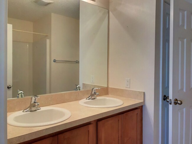 Building Photo - 765 Canyon Oak Loop