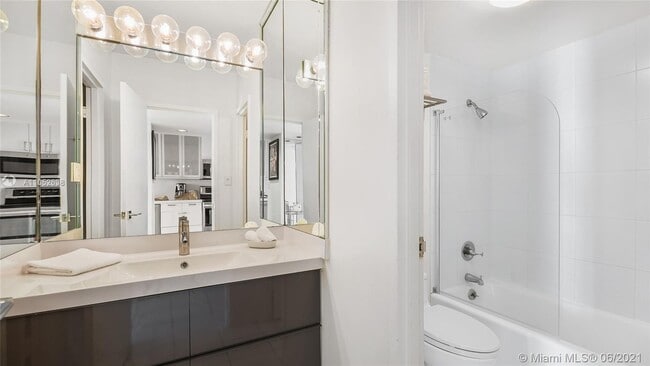 Building Photo - 100 Lincoln Rd