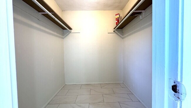 Building Photo - 1022 Lewis Dr