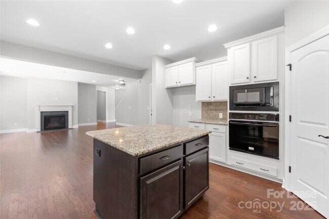 Building Photo - 2136 Laurens Dr