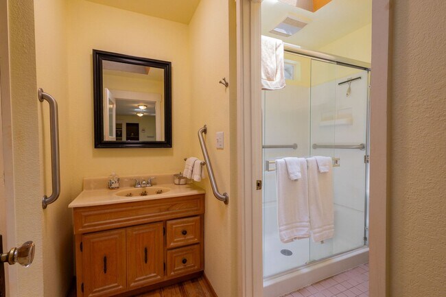 Building Photo - 550 square foot Fully Furnished short term...