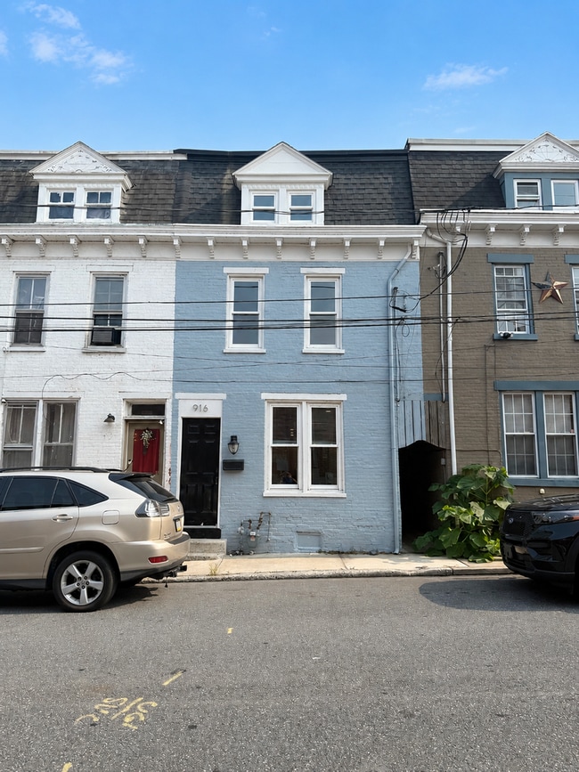 Building Photo - 916 Houston St